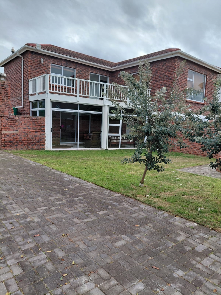 To Let 4 Bedroom Property for Rent in Stilbaai Wes Western Cape